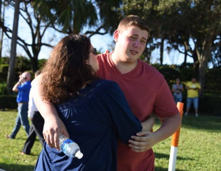 FOTOS: Drama y dolor deja tiroteo en una escuela de Florida