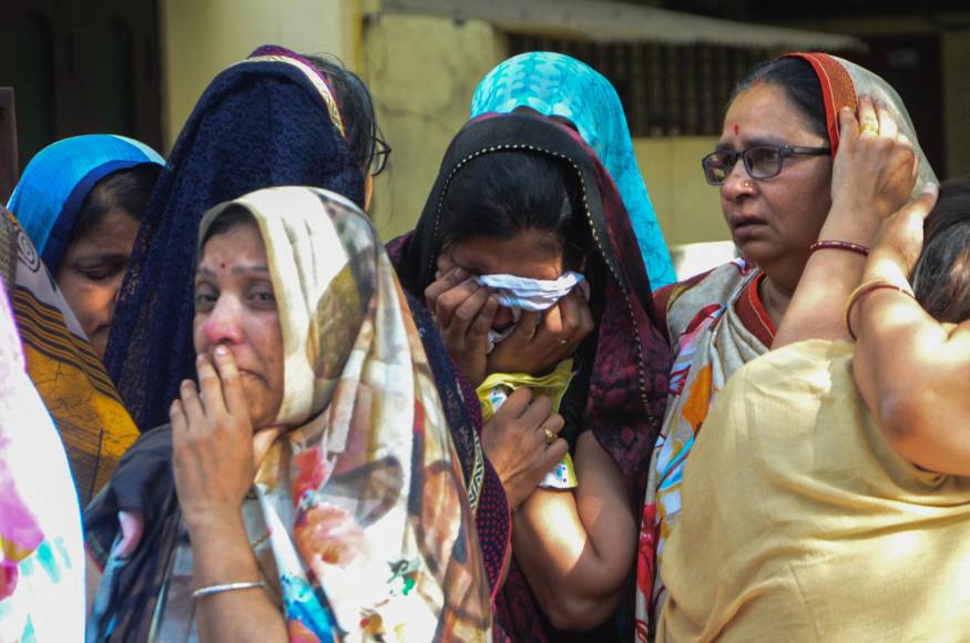 Colapso del piso de un templo en India deja 36 muertos