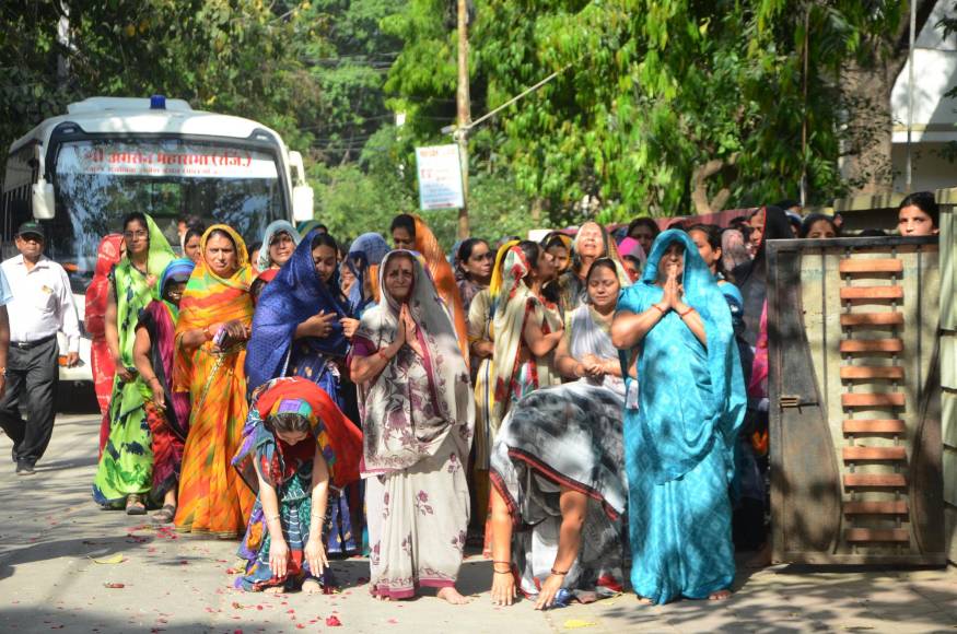 Colapso del piso de un templo en India deja 36 muertos