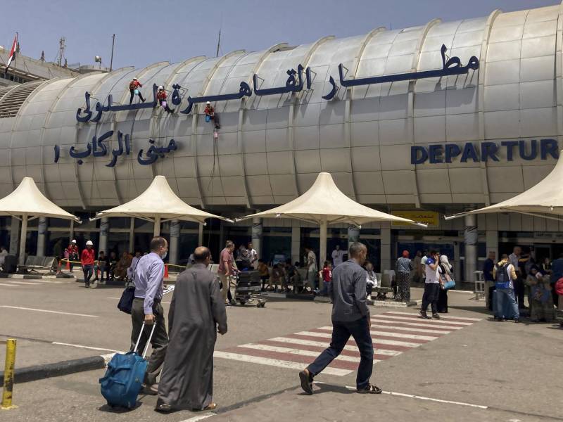 Tras la crítica de un bloguero del aeropuerto de El Cairo, el Ministerio de Aviación Civil dijo que tenía “casi” cuatro estrellas de un evaluador independiente. (Amr Nabil/Associated Press)