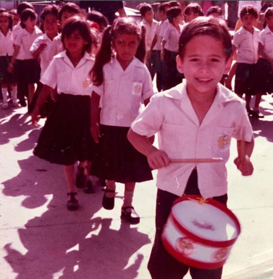 De pequeño formó parte de la banda de su escuela en la ciudad de El Progreso.