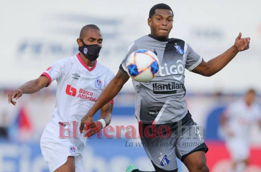 Festejo, consejos a los jugadores y presión por el debut: lo que no se vio en TV del triunfo de Olimpia en Danlí