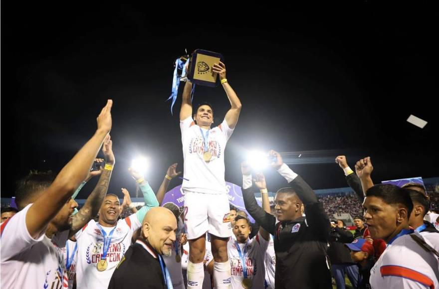 Carlos Pineda revela que jugador le quiso enamorar a su esposa