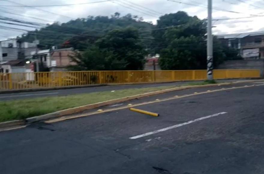 Los destrozos del taxi que “voló” desde puente en barrio Guadalupe y dejó cuatro heridos