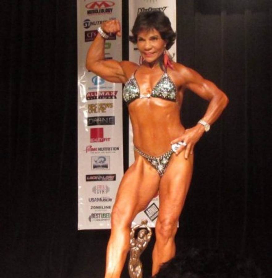 Posee un cuerpo bastante tonificado.