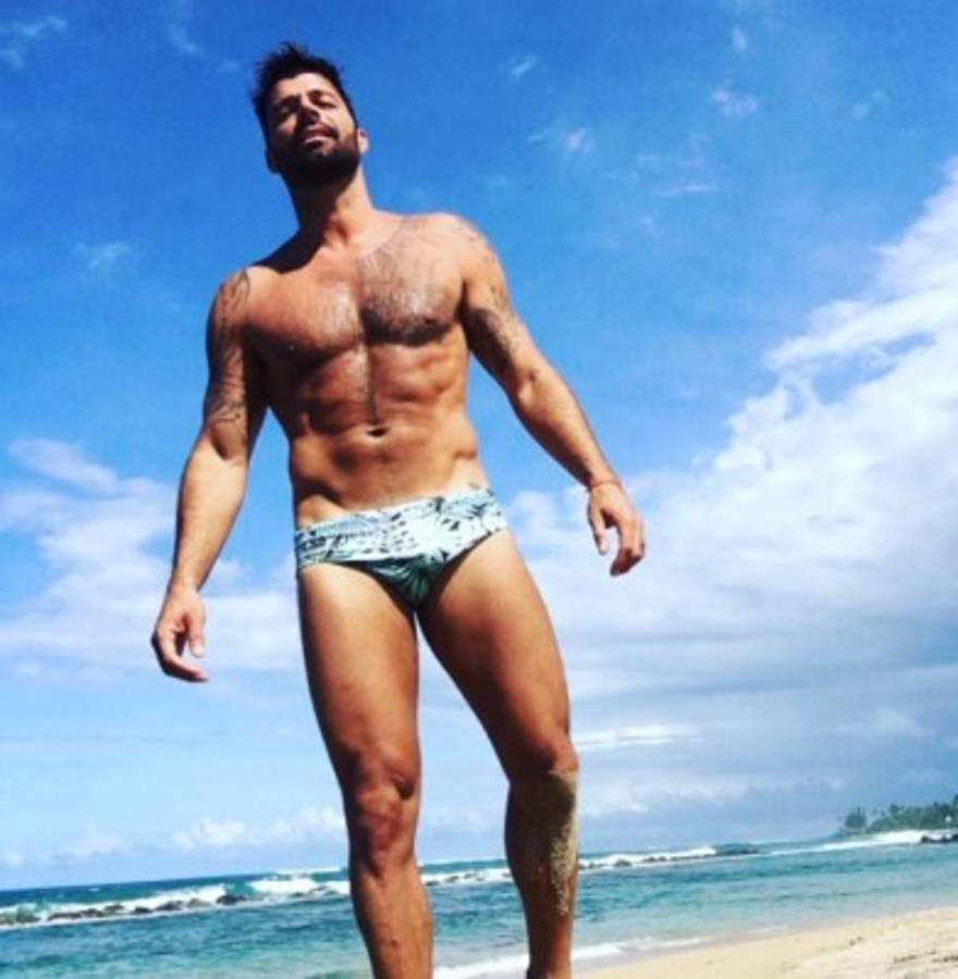 Ricky también logró opacar a su pareja gracias al minúsculo bañador que escogió para disfrutar de su jornada de playa en Puerto Vallarta.