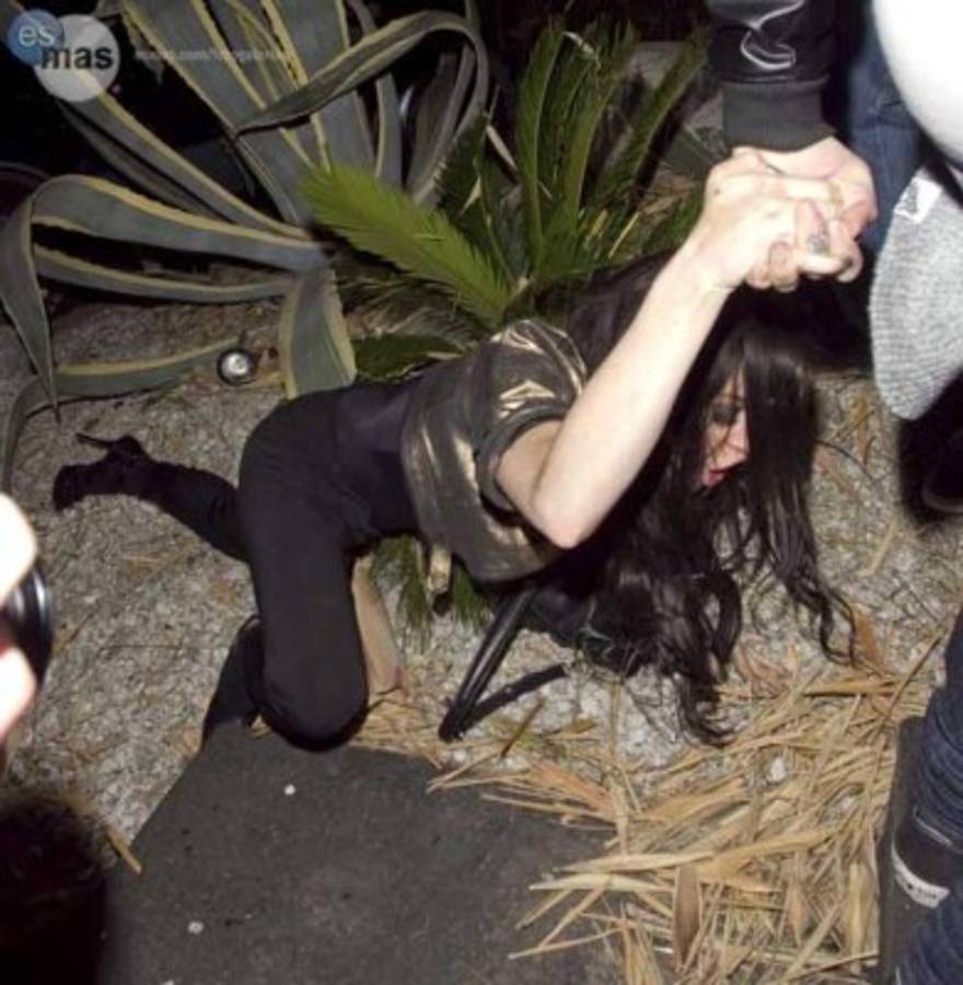 Famosas hasta por los suelos