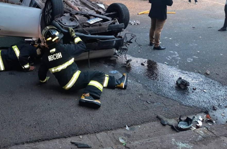 Los destrozos del taxi que “voló” desde puente en barrio Guadalupe y dejó cuatro heridos