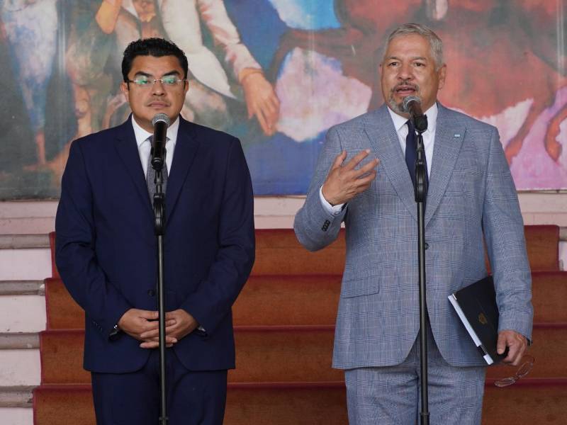 <i>El vicecanciller Gerardo Torres (izquierda), junto con el canciller Enrique Reina, durante un acto en Casa de Gobierno. Foto: Gustavo Amador.</i>
