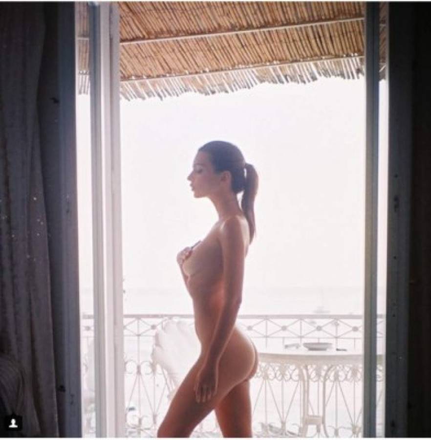 Modelo estadounidense Emily Ratajkowski posa desnuda al no saber que ponerse