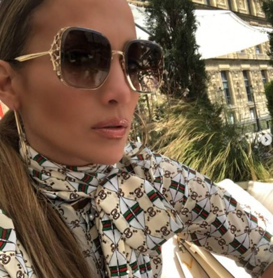 Jennifer López posa junto a su amigo 'La Roca' y luce un cuerpo de infarto a sus 47 años