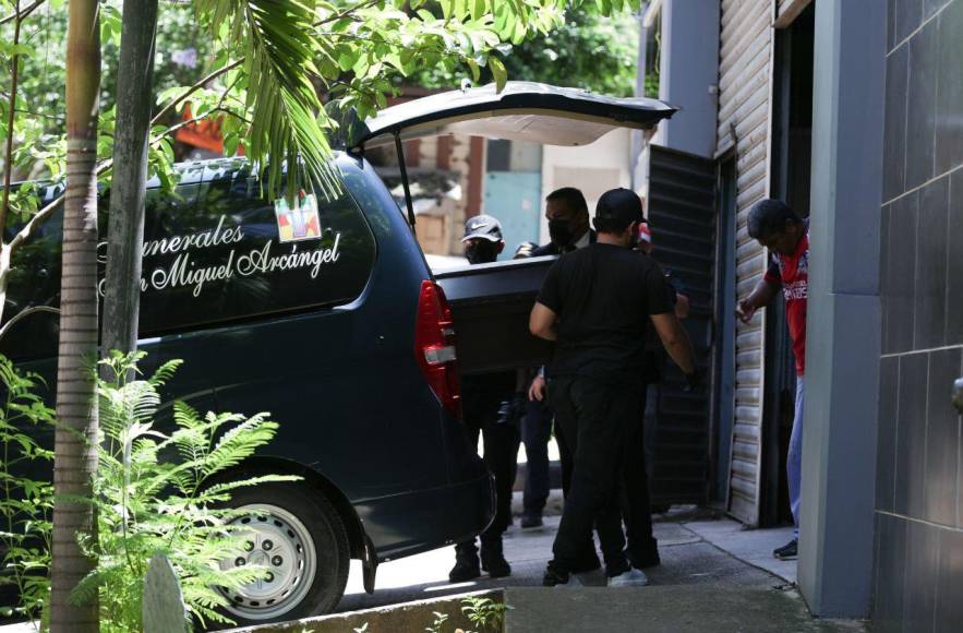 Ataúdes sellados, luto y consternación: así fue el retiro de los cadáveres de los jóvenes asesinados tras mudanza