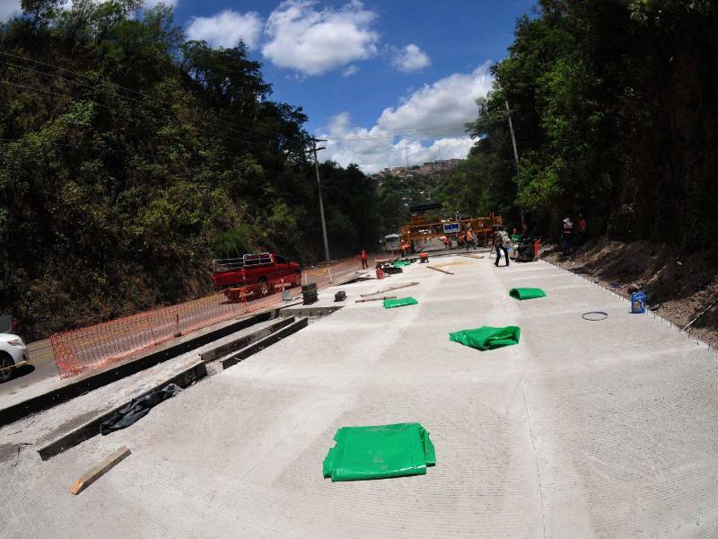 Trabajos de cunetas en salida a Olancho