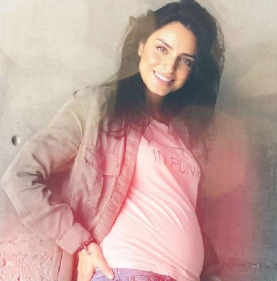 Aislinn Derbez posa en diminuto traje de baño a sus seis meses de embarazo