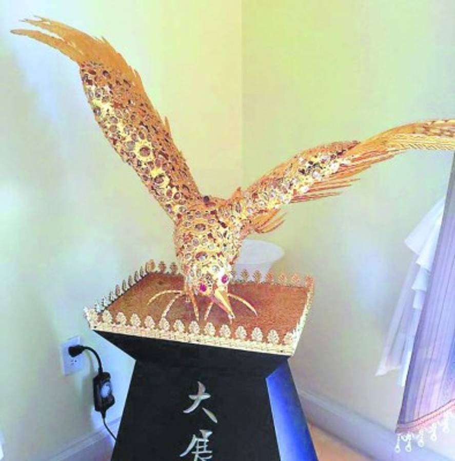 Esta escultura de un águila, supuestamente tallada en oro, es parte de la decoración de la sala.