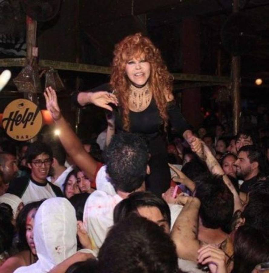 Critican look de Thalía y la comparan con La Tigresa de Oriente