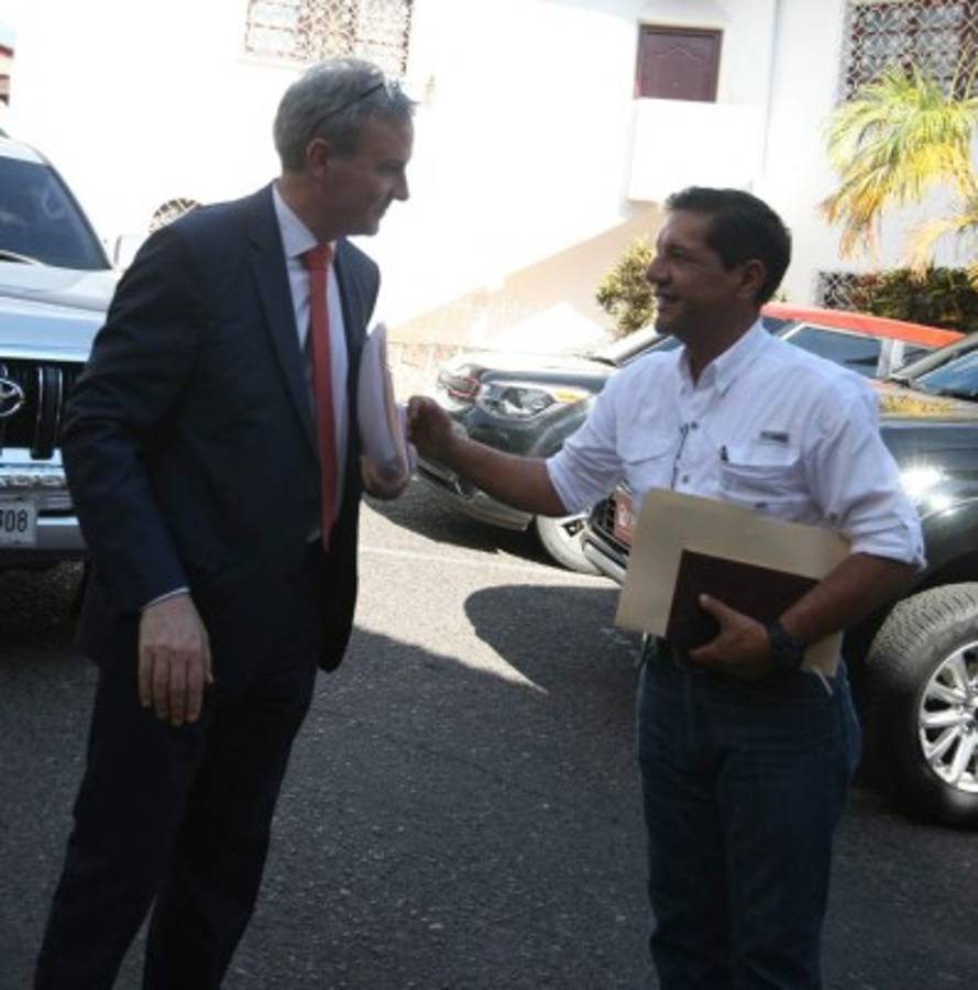 Embajador de España reconoce avance en la Mesa de Viabilidad