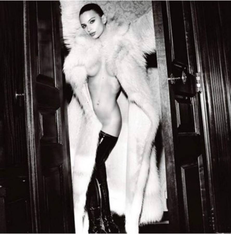 Modelo estadounidense Emily Ratajkowski posa desnuda al no saber que ponerse