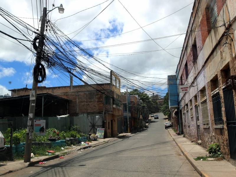 La mampostería en el caso de Tegucigalpa y Comayagüela están saturadas de cableado por lo que es urgente cambiar postes que representen un peligro.
