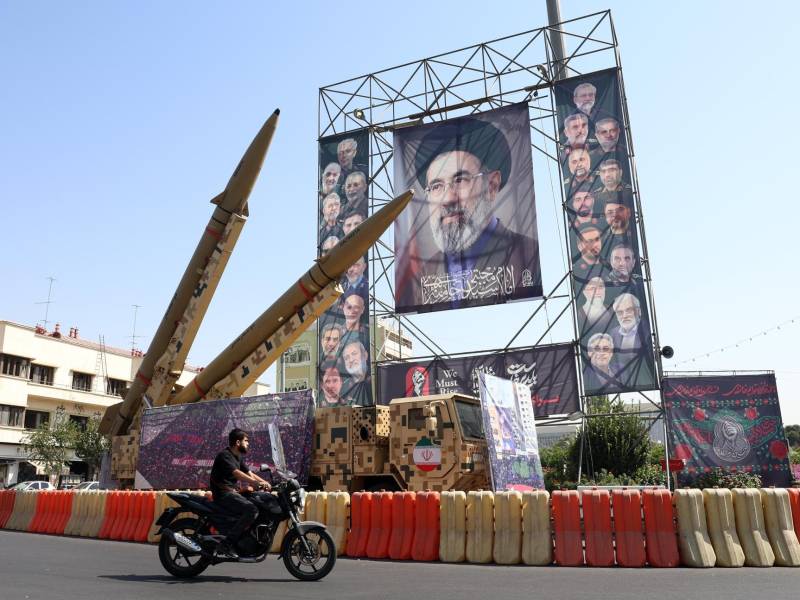 Una imagen del líder supremo de Irán, el ayatolá Mojtaba Jamenei, en la plaza Baharestan, en el centro de Teherán.