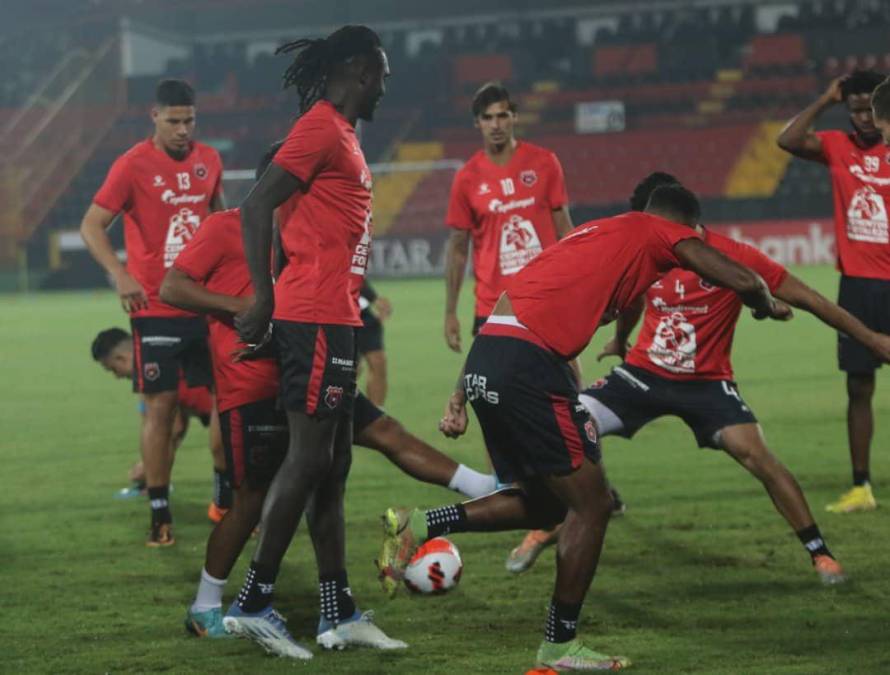 Entre sonrisas, bromas y un pasillo especial a Bryan Ruiz, así entrenó el Alajuelense