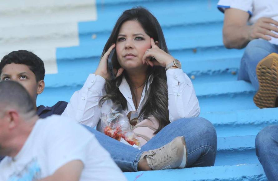 El Nacional se llenó de muchas bellas chicas por el Honduras-Cuba