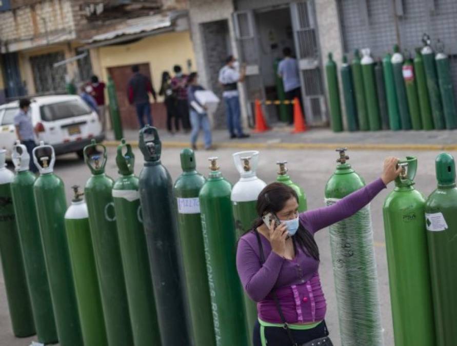 Las imágenes de la impactante escasez de oxígeno para pacientes covid-19 en Perú