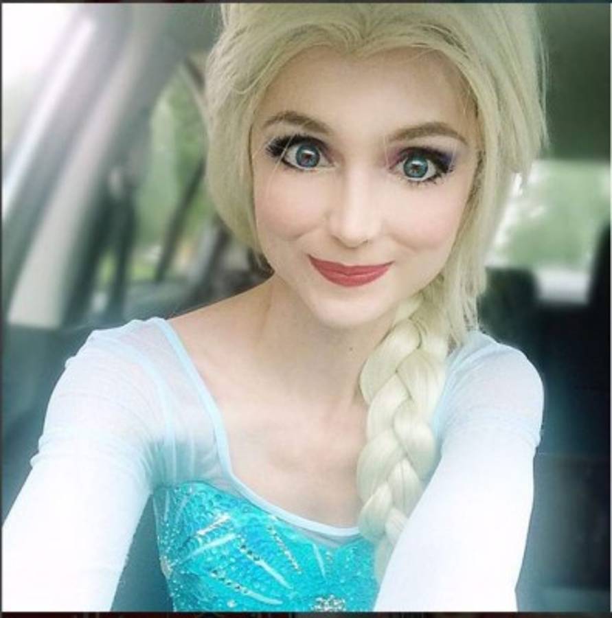Joven gasta miles de dólares para transformarse en las princesas de Disney