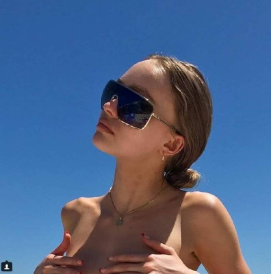 Atrevido topless de la hija de Johnny Depp deja a los seguidores de Instagram boquiabiertos