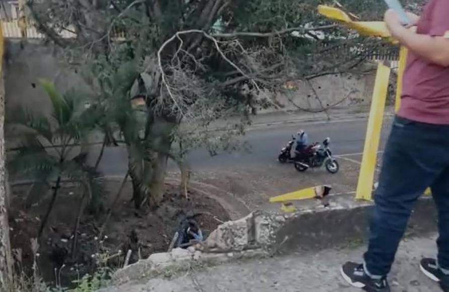 Los destrozos del taxi que “voló” desde puente en barrio Guadalupe y dejó cuatro heridos