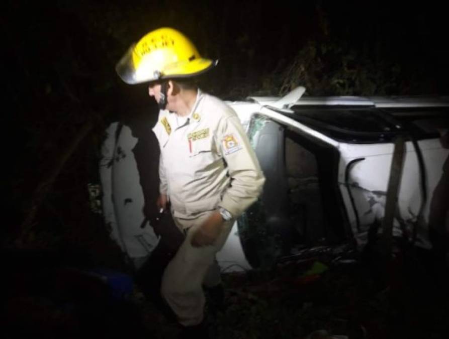 Descuido, cervezas y luto: Taxi se vuelca y mueren dos niños en Cortés