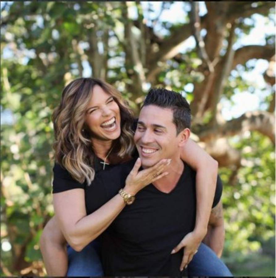 Rashel Díaz tiene 43 años y su esposo Carlos 34. Foto: Instagram