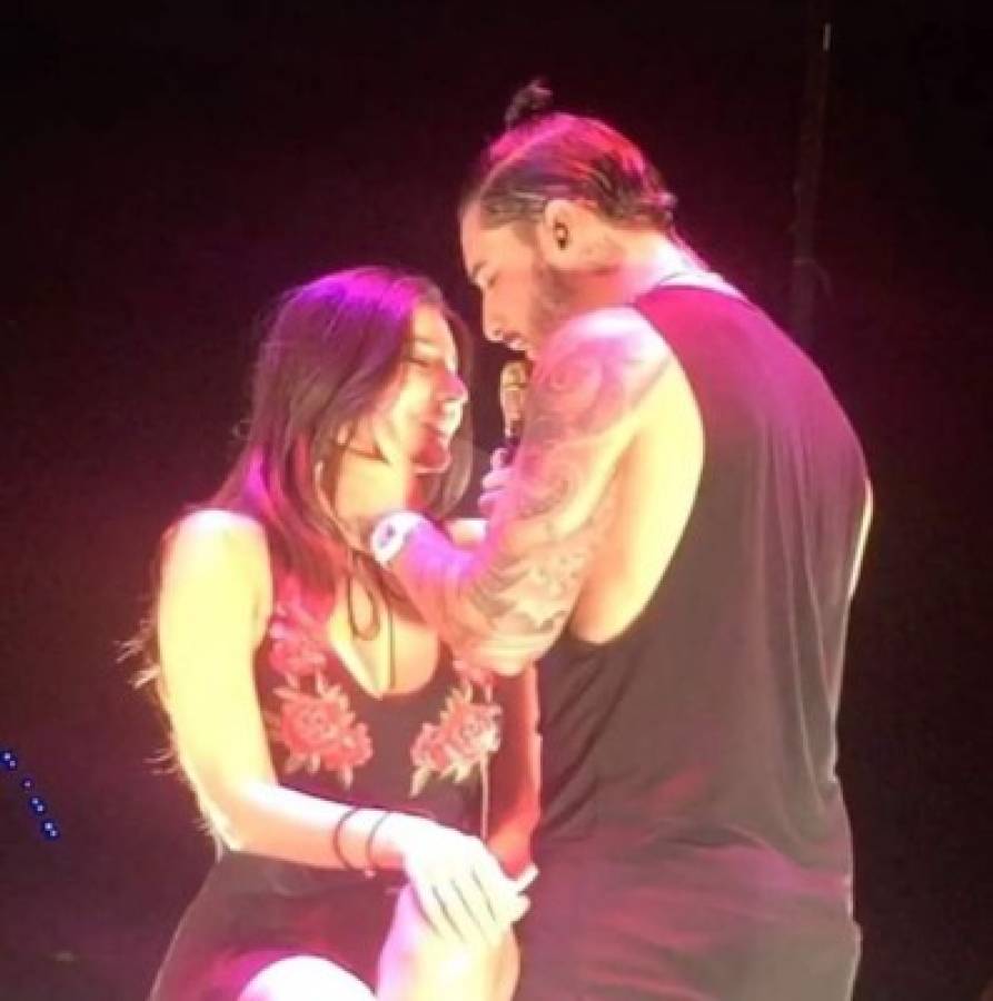 Video: Maluma besa a sexy fanática durante su concierto en México