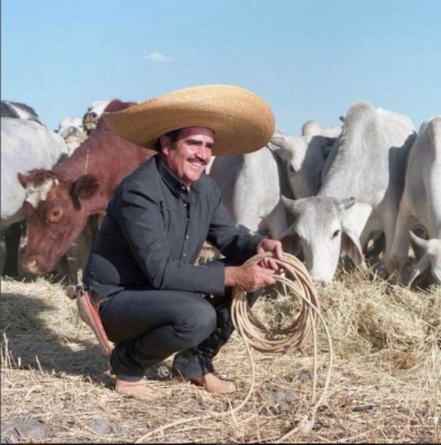 Vicente Fernández celebra su cumpleaños rodeado de amigos y familia