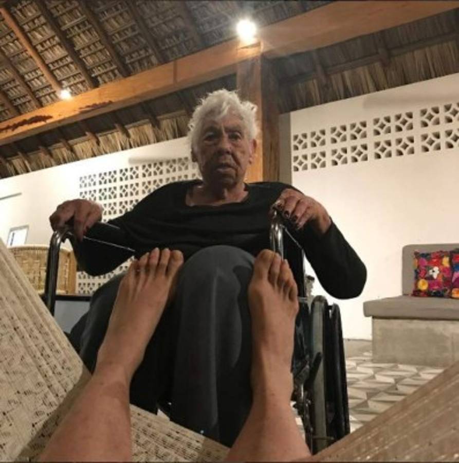 Esta imagen de Laura Zapata y su abuela fue la que desató los comentarios. Foto: Instagram