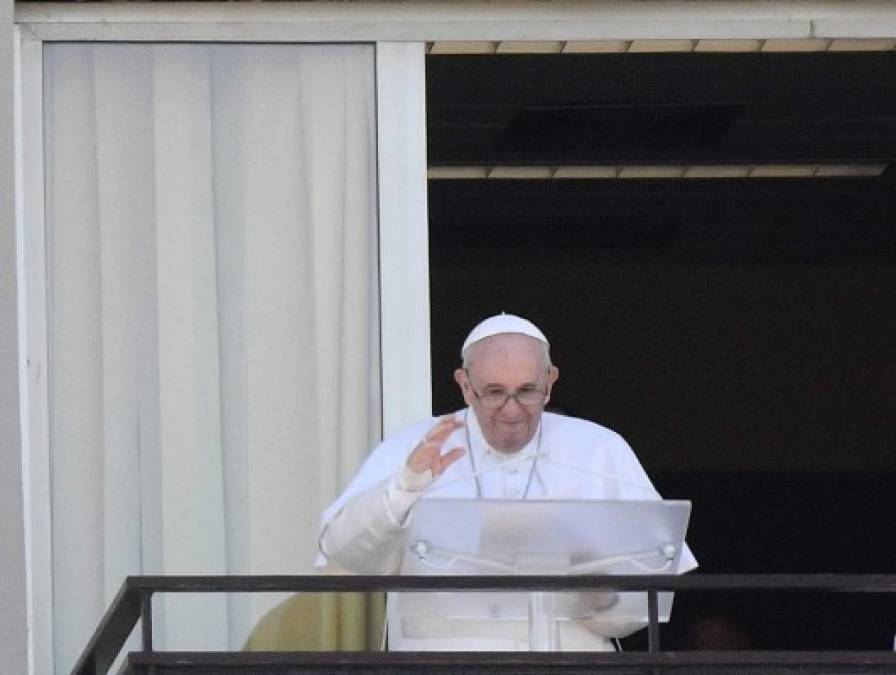 El papa Francisco visita a los demás pacientes mientras se recupera en el hospital