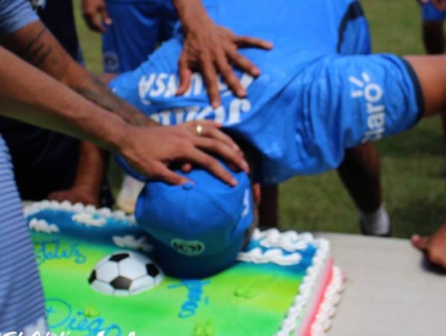 Jugadores y cuerpo técnico sorprenden a Diego Vazquez en su cumpleaños 50