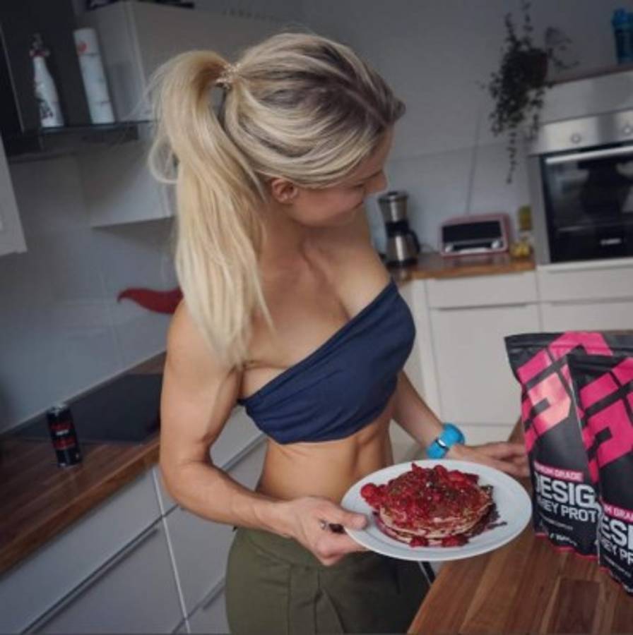 Sexy policía alemana enciende Instagram con sus fotos