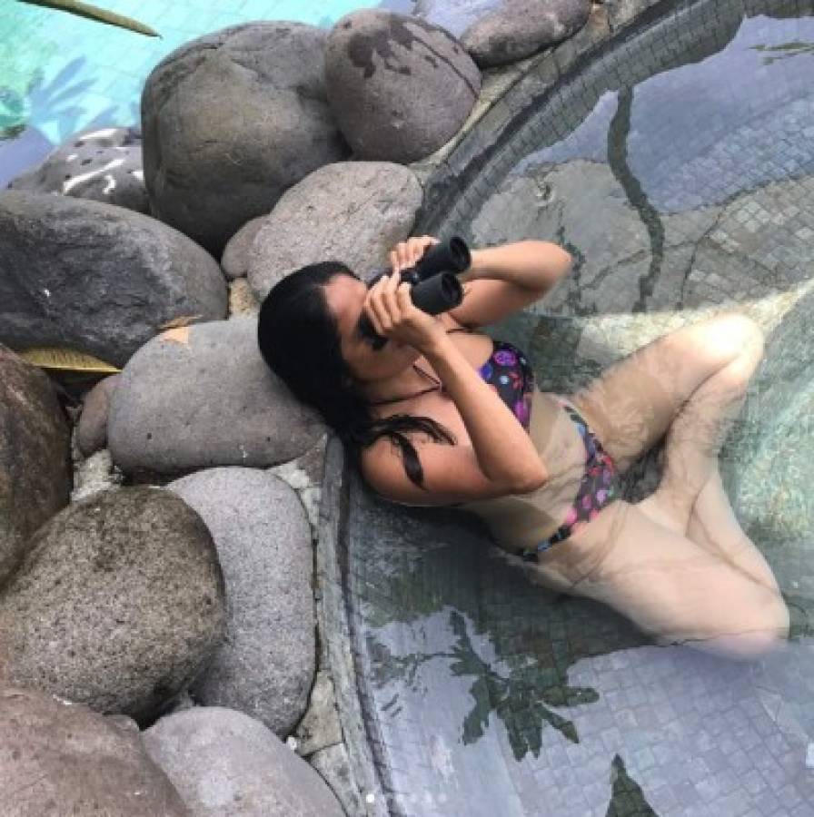 Salma Hayek posa en sexys trajes de baño durante sus vacaciones en Costa Rica
