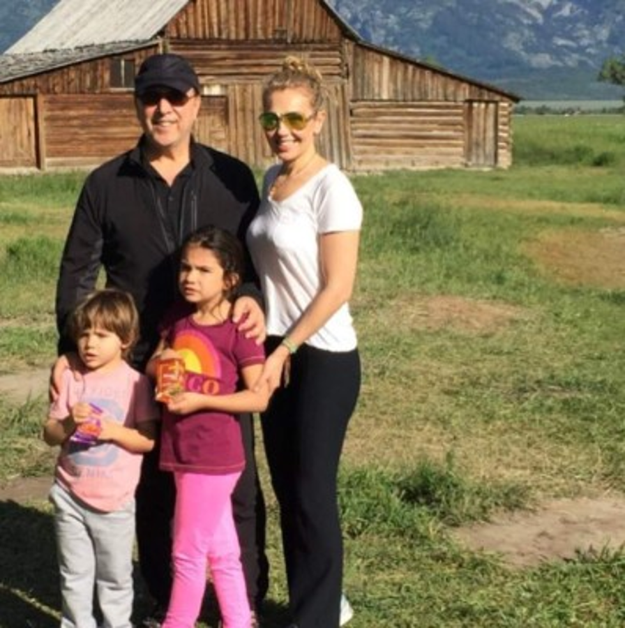 Esposo de Thalía muestra por primera vez el rostro de sus hijos en las redes sociales