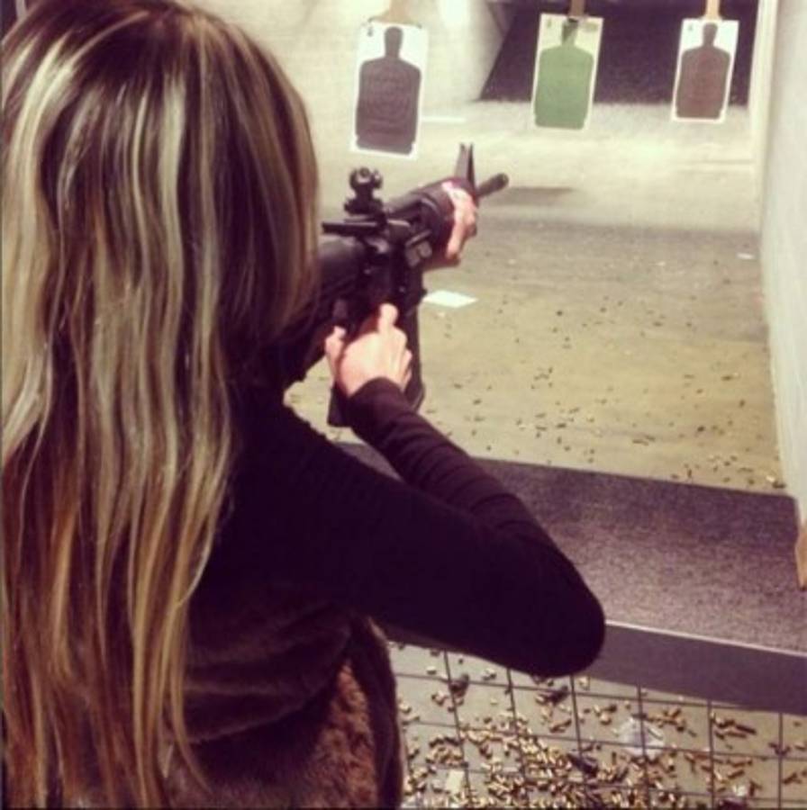 Novia de Alan Pulido muestra su gusto por las armas de fuego