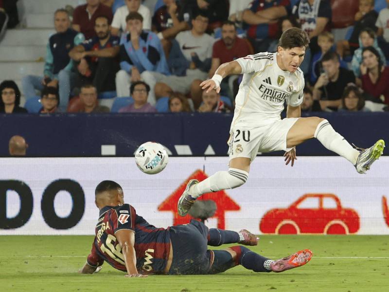 Kervin Arriaga cortando ataque del lateral del Real Madrid, Francisco García Torres.