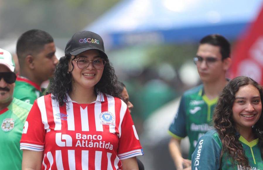 Las formas que buscó la afición para poder aguantar tremendo calor en el Yankel en gran final