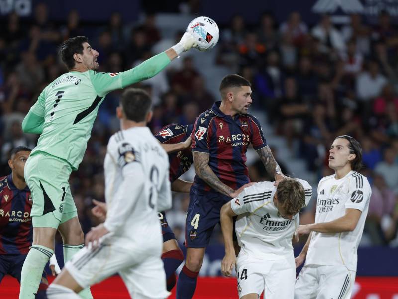 Kervin Arriaga intentando hacerle daño a Real Madrid, pero Courtois cortó la trayectoria del balón.