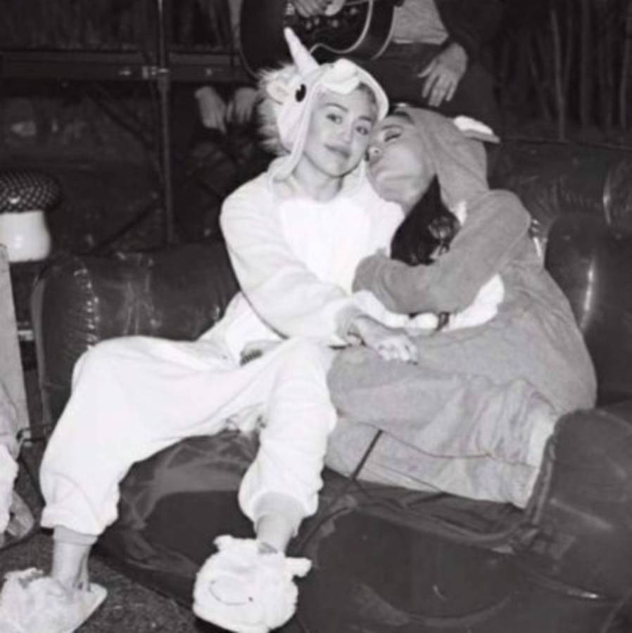 Miley Cyrus dedicó palabras de apoyo a Ariana Grande en su cuenta de Instagram.