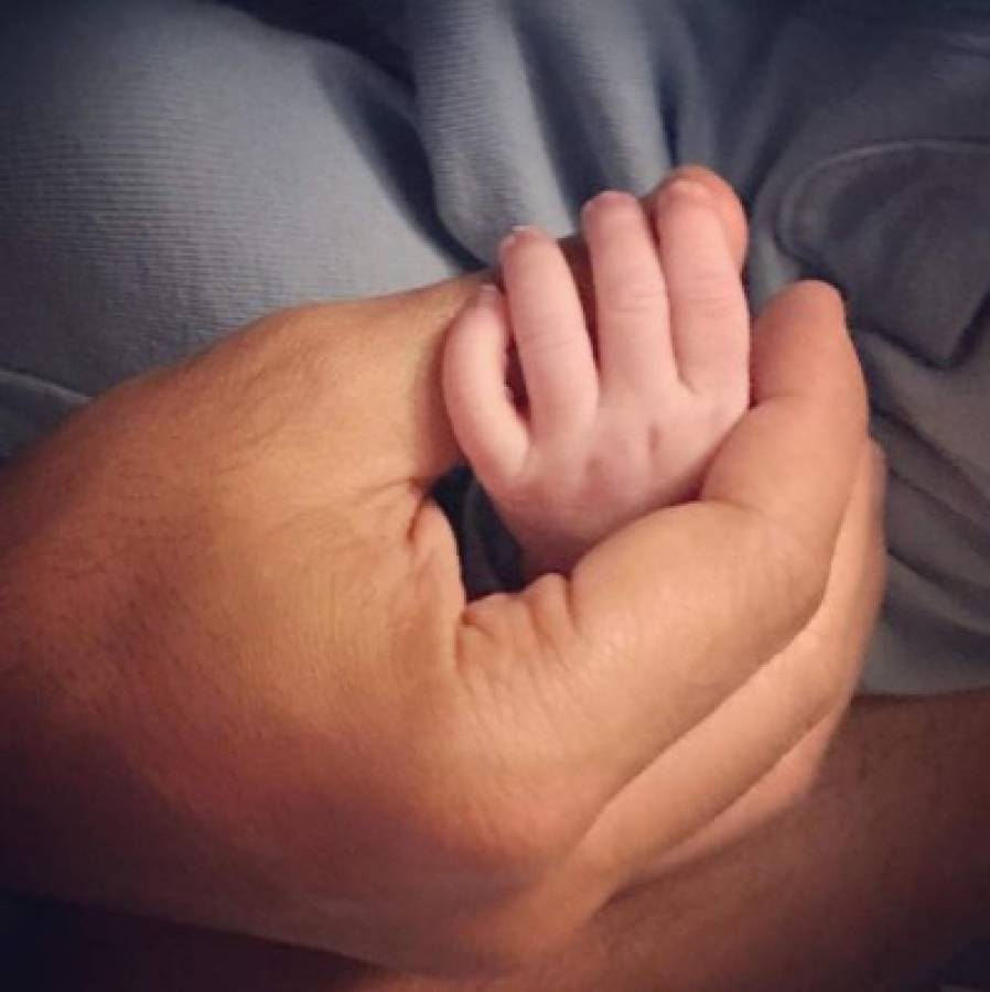 Días atrás Luis Fonsi había compartido una imagen de la mano de su recién nacido Rocco. Foto Instagram.