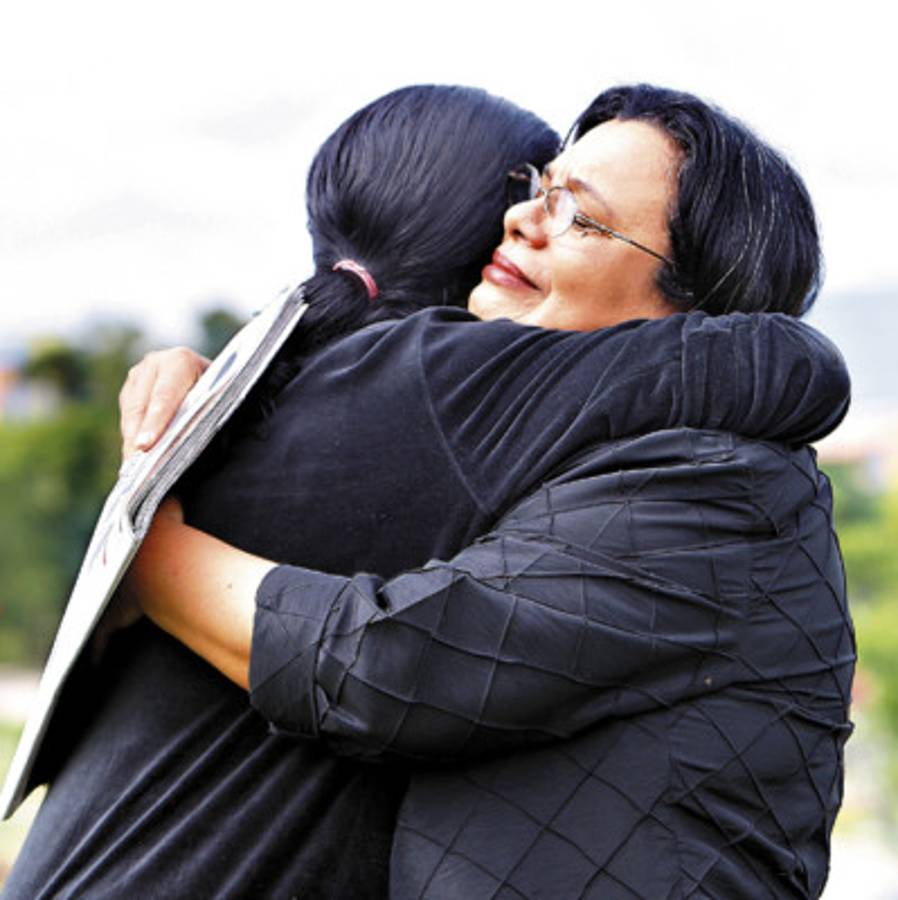 En silencio, rectora llora a su hijo