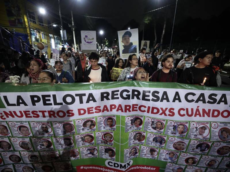 <b>PROTESTAS.</b> Miles de manifestantes fueron contenidos por las autoridades cuando pretendían llegar al Estadio Ciudad de México (Estadio Azteca) para protestar por la situación que enfrenta el país con más de 133,000 personas desaparecidas.