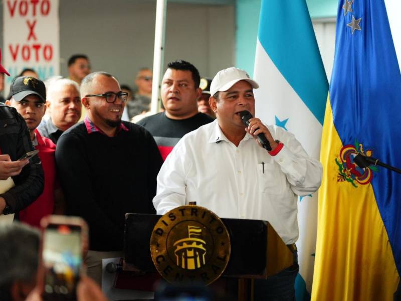 El exedil capitalino sobrepobló la alcaldía, pero sus militantes le acompañaron hasta el último día de su gestión. Aldana abandonó la alcaldía tras perder las elecciones contra su rival Juan Diego Zelaya.