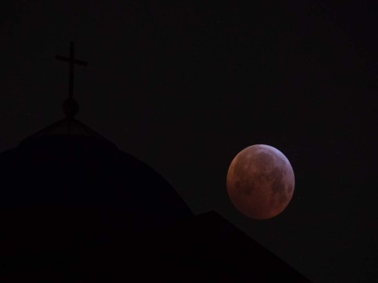 Las impresionantes imágenes que dejó el eclipse lunar